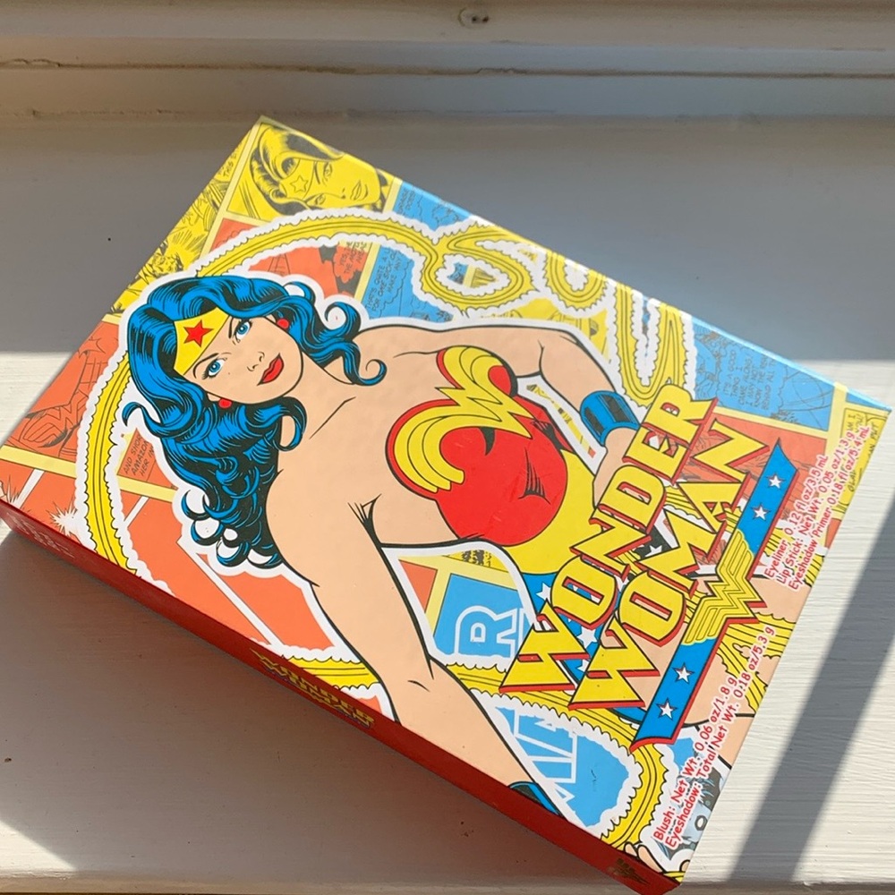 Wonder Woman Makeup Palette Book